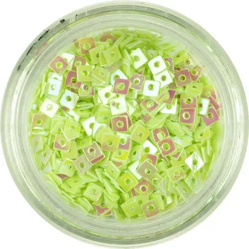 Ozdoba na nehty - malé světle zelené čtverečky s dírkou