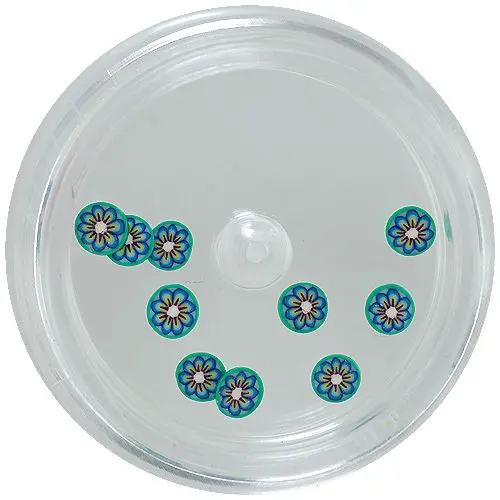 Tyrkysové keramické kytičky na kulatém pozadí